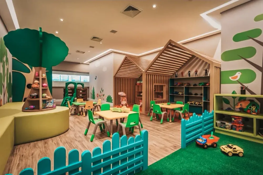 Hotel para crianças com espaço kids, mesas, brinquedos e mobiliário temático