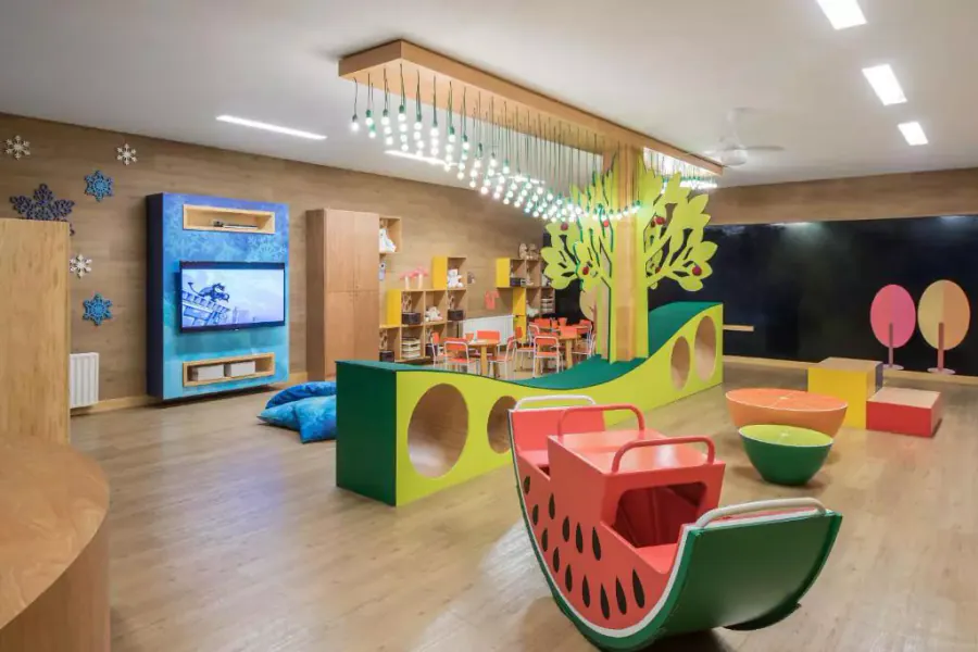 Projeto de brinquedoteca com mobiliário temático e ambientes de convivência